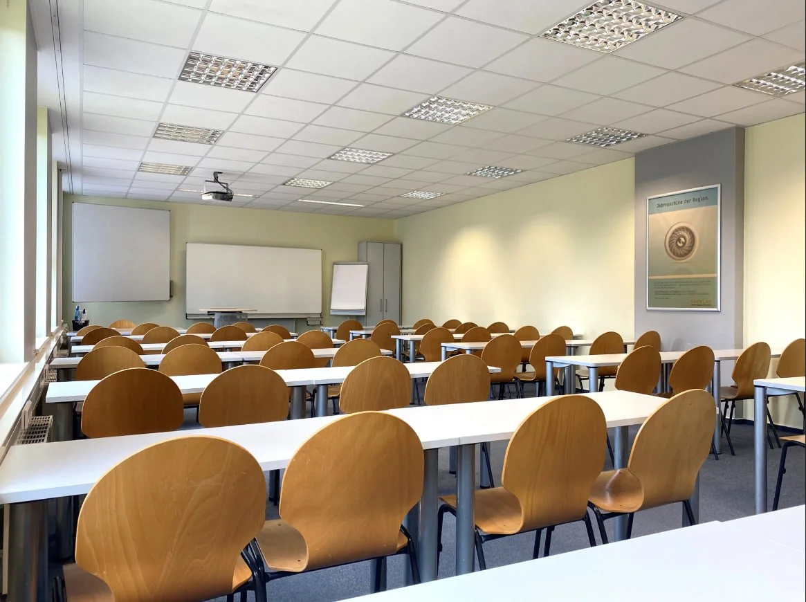 Schulungsraum auf dem Campus – Bestuhlung in Reihen