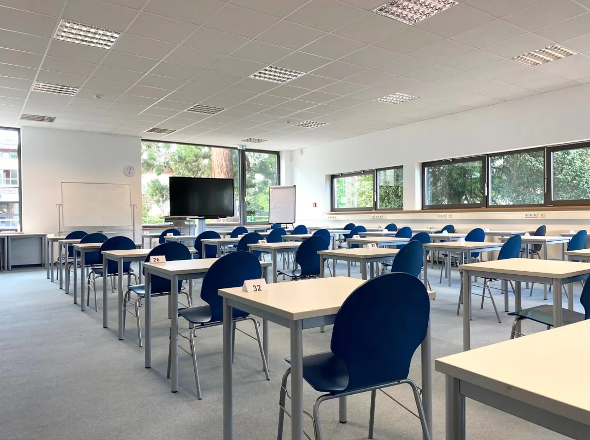 Konferenzraum auf dem Campus – Tagungstisch