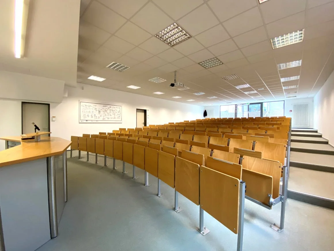 Hörsaal auf dem Campus – große Bestuhlung