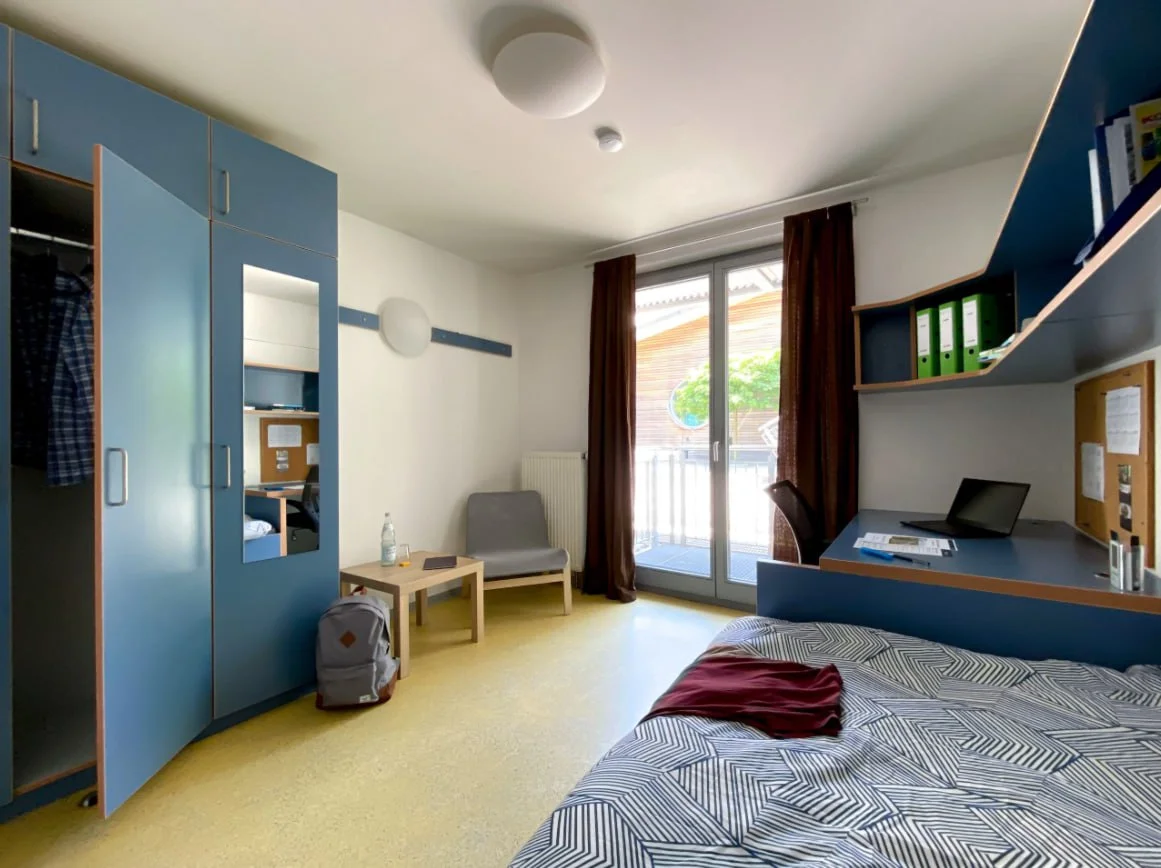 Modernes Apartment auf dem Campus – Wohnbereich
